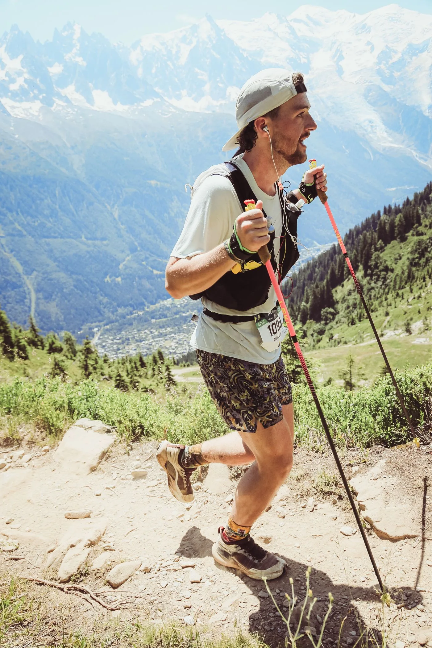 Guillaume en course sur un trail face au massif du Mont-Blanc