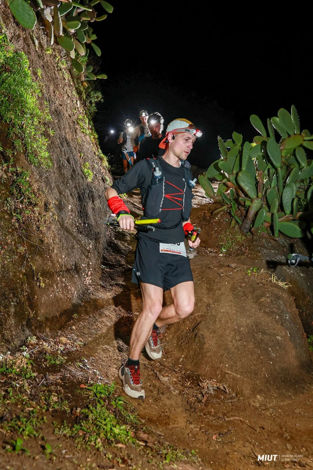 Thibaut de nuit, frontale allumée, sur un sentier à Madère