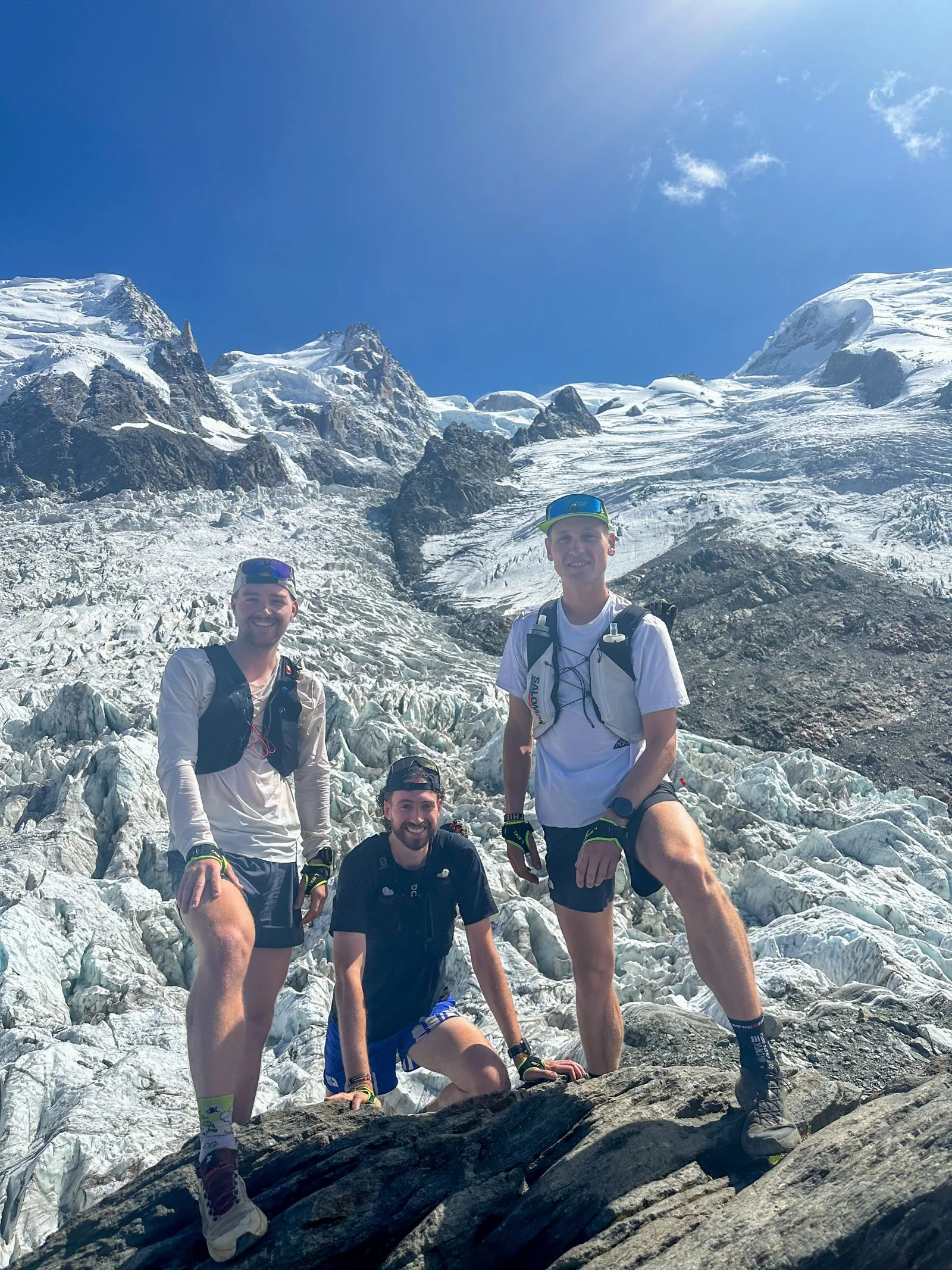 Les trois coachs Alpika devant un glacier du massif du Mont-Blanc